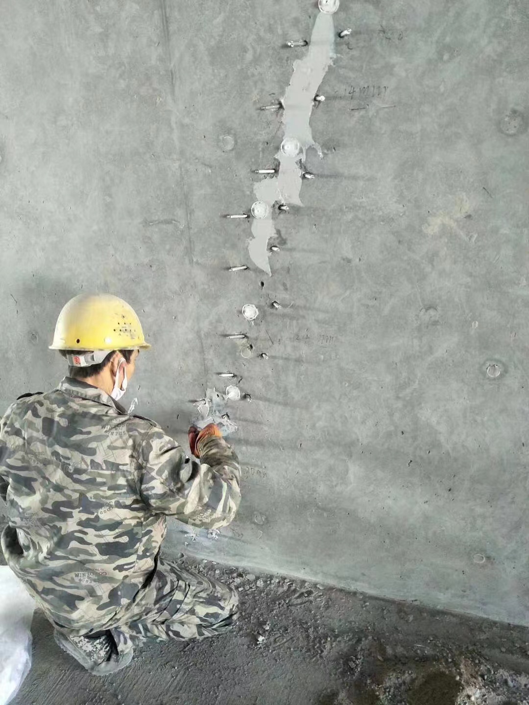 博白混凝土楼板裂缝加固施工的方案